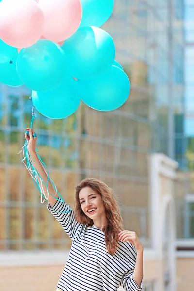 Женщина с цветными воздушными шарами — стоковое фото