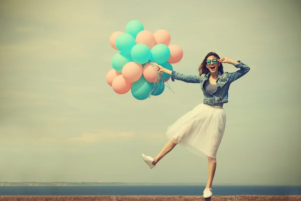 Vrouw met kleurrijke ballonnen — Stockfoto