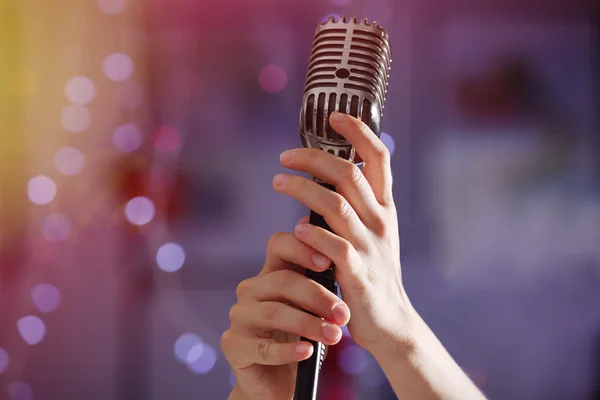 Женская рука с винтажным микрофоном — стоковое фото
