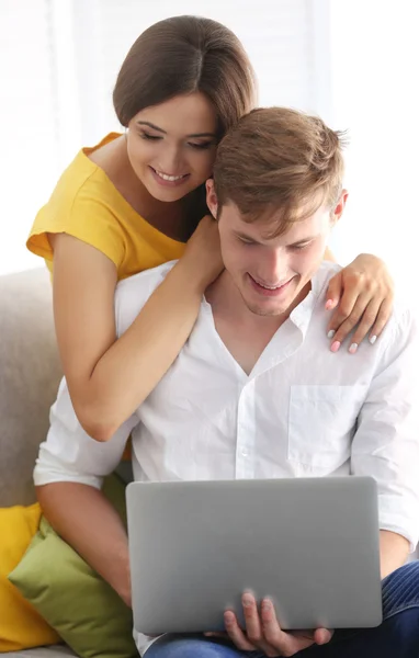 Beautiful Couple Surfing Internet Laptop Home — Stock Photo, Image