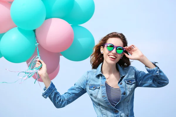 Donna con palloncini colorati — Foto Stock