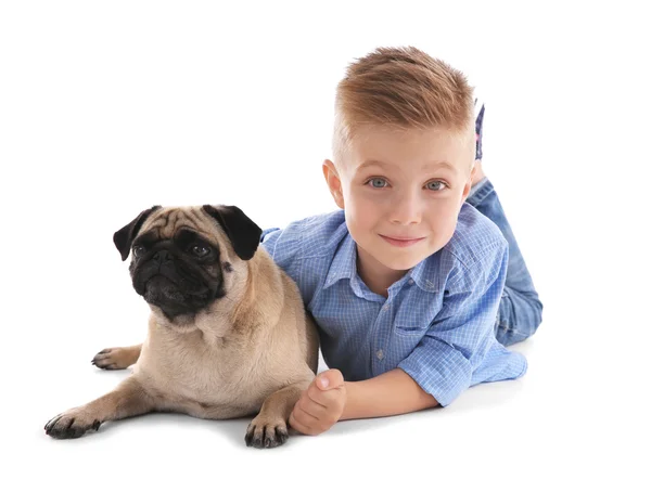 Schattige jongen met pug hond — Stockfoto