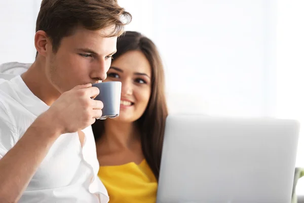 Beautiful Couple Surfing Internet Laptop Home — Stock Photo, Image