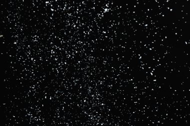 Siyah arkaplana düşen kar