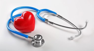 Steteskop ve kırmızı kalp