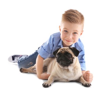 Sevimli çocuk ile pug köpek
