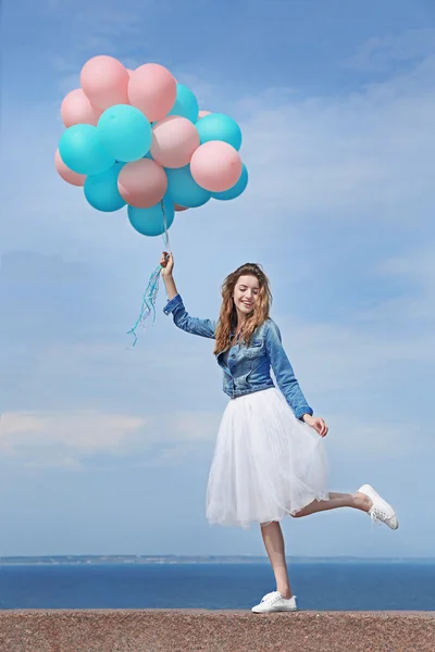 Mujer con globos de colores —  Fotos de Stock