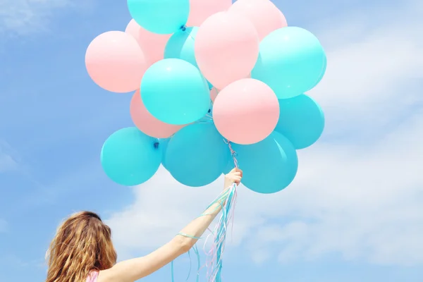 Жінка з різнокольоровими кульками — стокове фото
