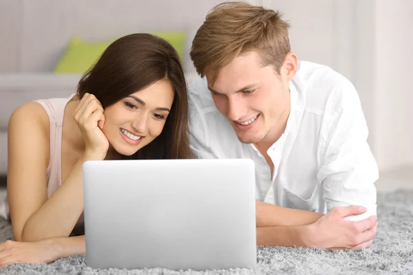 Beautiful Couple Surfing Internet Laptop Home — Stock Photo, Image