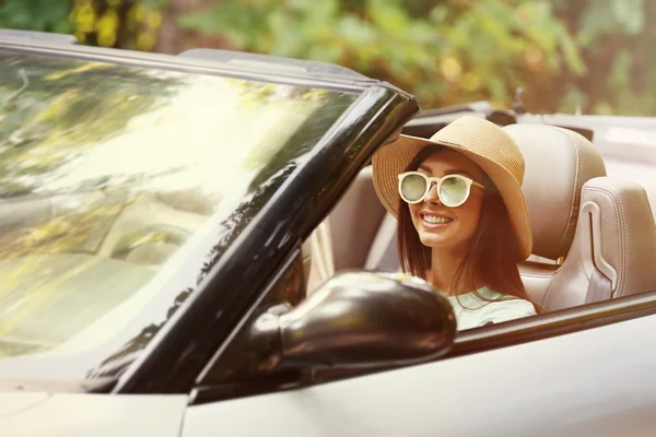 美しい女性のロードト リップに車の運転 — ストック写真