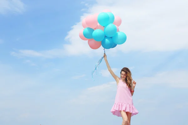 Kvinna med färgglada ballonger — Stockfoto