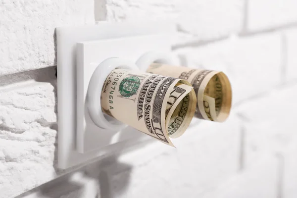 Dolarů v soketu na bílé zdi — Stock fotografie