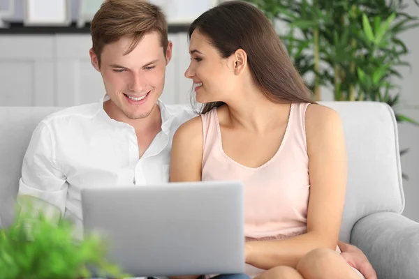 Hermosa Pareja Navegando Por Internet Ordenador Portátil Casa — Foto de Stock