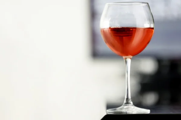 Glas mit Rotwein — Stockfoto