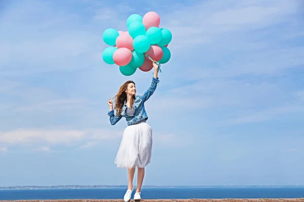 Femme avec des ballons colorés — Photo