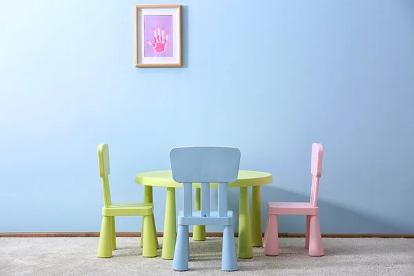 Sillas Mesa Para Niños Sobre Fondo Pared Azul —  Fotos de Stock