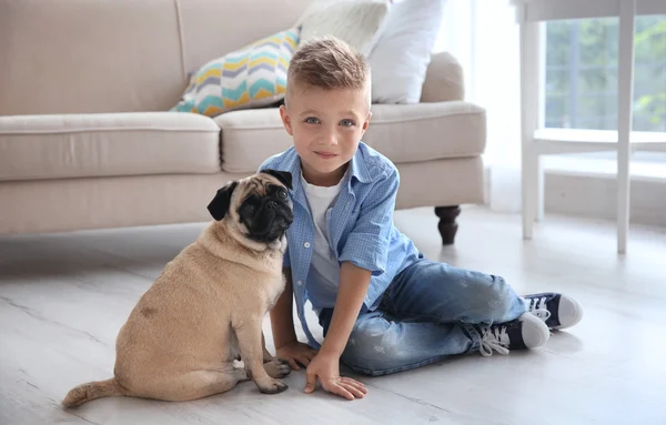 Мальчик с собакой на полу — стоковое фото