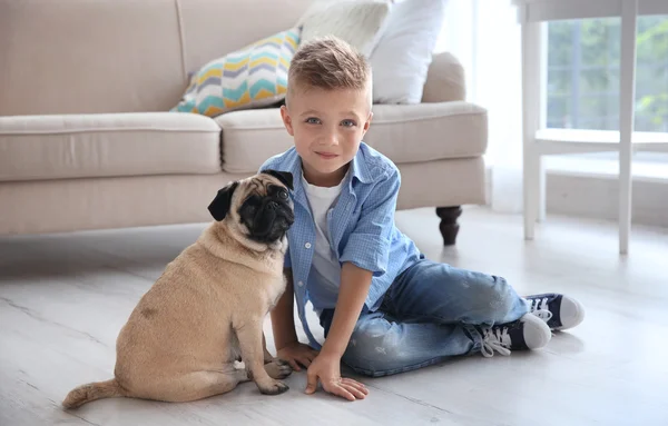 Garçon avec chiot chiot sur le sol — Photo