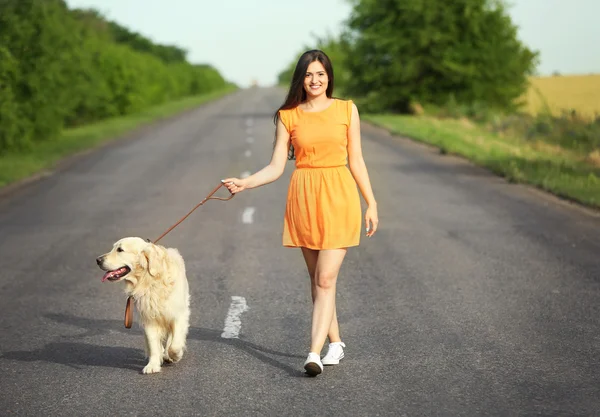 Bella ragazza con carino retriever — Foto Stock