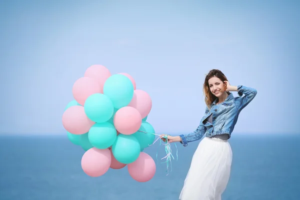 Kvinna med färgglada ballonger — Stockfoto