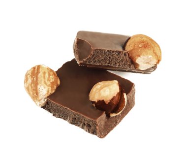 Beyaz izole Fındıklı sütlü çikolata döşer