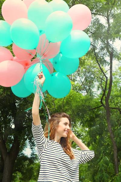 Kvinna med färgglada ballonger — Stockfoto