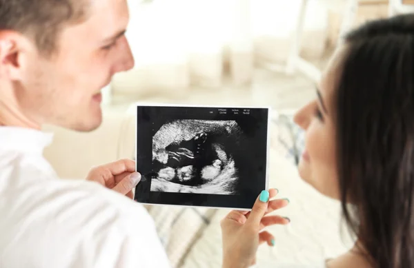 Couple enceinte regardant l'image échographie — Photo