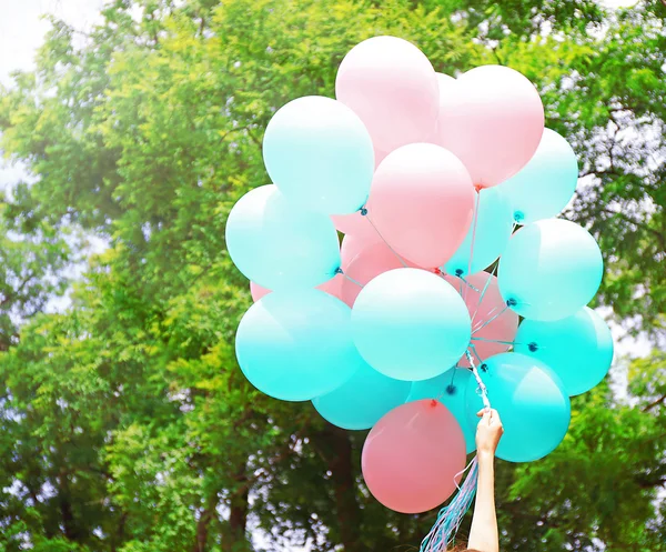Holding färgglada ballonger — Stockfoto