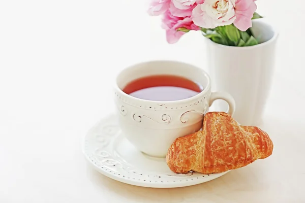Kopje thee met bloemen — Stockfoto