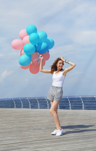 Donna con palloncini colorati — Foto Stock