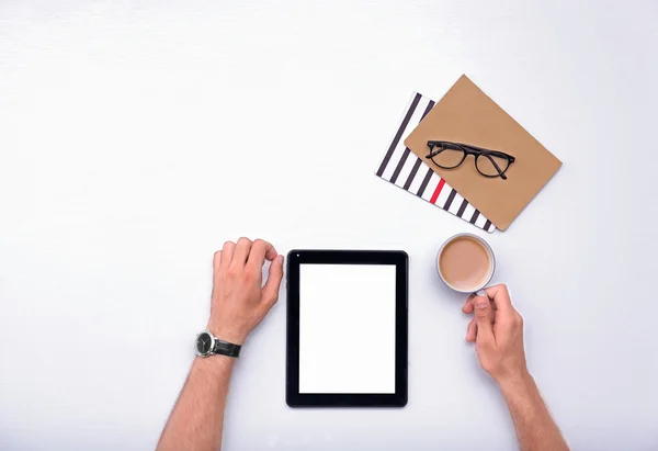 Femme travaillant avec une tablette — Photo