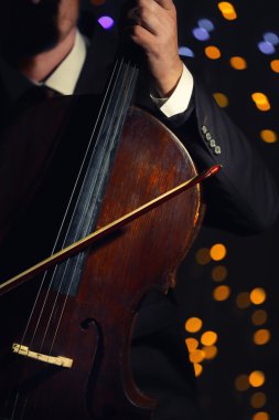 Adam oyun çello karanlığın içinde 