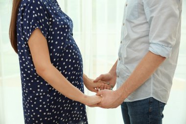 Genç hamile çift elele