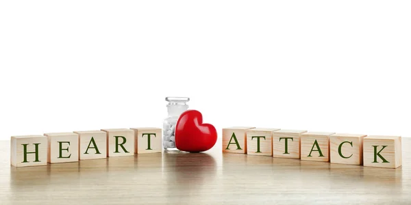 言葉心臓発作で木製キューブ — ストック写真