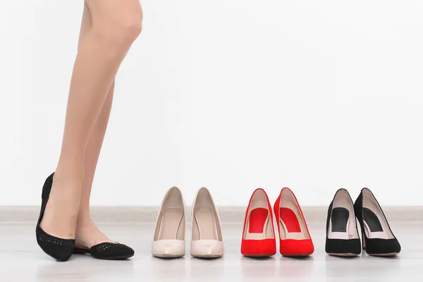靴を選ぶ女 — ストック写真
