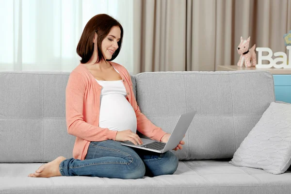 Wanita hamil dengan laptop — Stok Foto