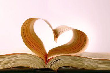Kitap sayfalarından yapılan kalp şekli