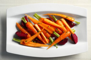 Bebek havuç beyaz tabakta, üstten görünüm ile lezzetli aperatif