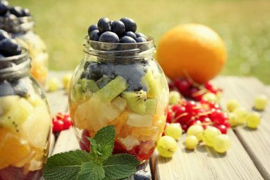 Kavanoz masada meyve dilimleri