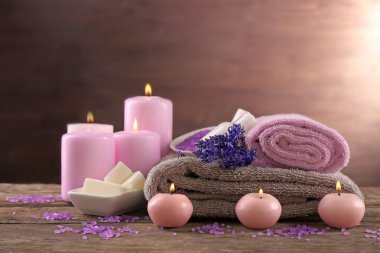 Ahşap masa üzerinde lavanta ile güzel spa kompozisyon