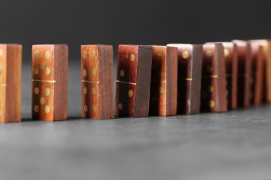 Gri masada tahta Domino