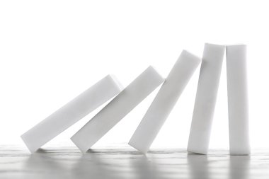 Çizgi düşen ışık ahşap arka plan üzerinde Domino
