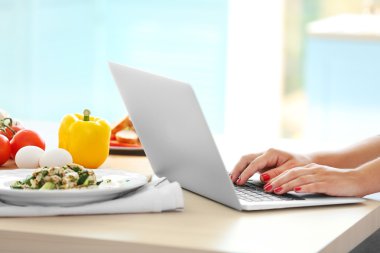 Mutfak laptop ile kız