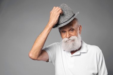 şapkalı yaşlı adam  