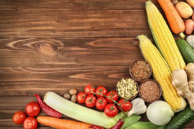 Sebze ve baharatlar ahşap masada