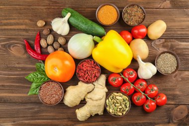 Sebze ve baharatlar ahşap masada