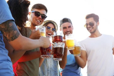 Birlikte açık havada asılı arkadaş grubu