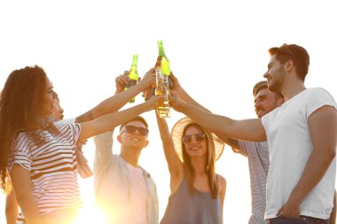 Dışarı asılı bira ile arkadaş 