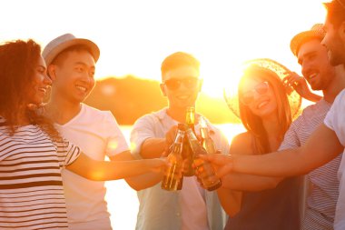 Dışarı asılı bira ile arkadaş 