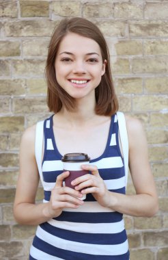 kahve ile genç kız 